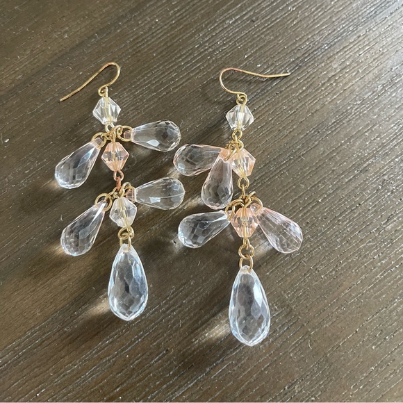 Light pink chandellier earrings. - Picture 1 of 3